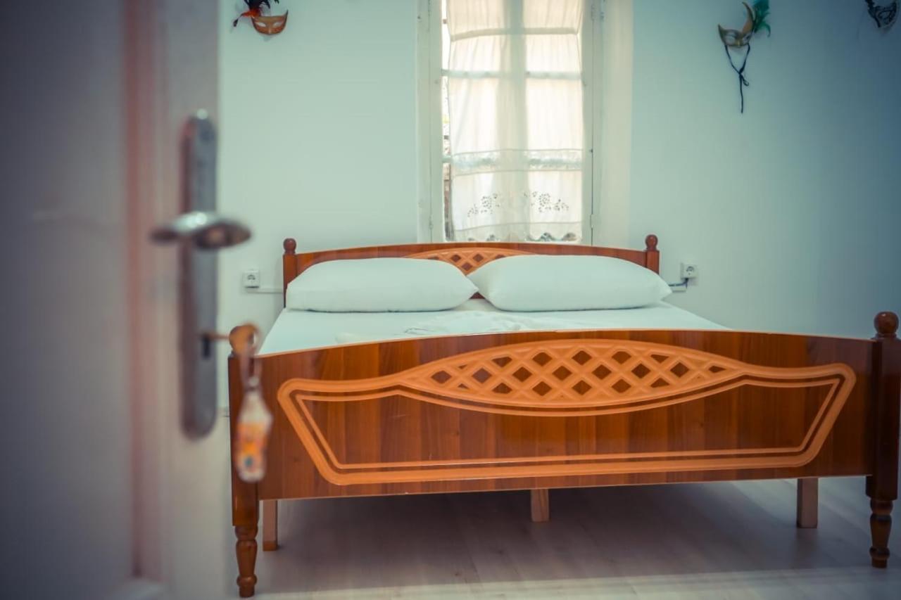 Flora'S Guesthouse 'The Fir Gate' Αργυρόκαστρο Εξωτερικό φωτογραφία